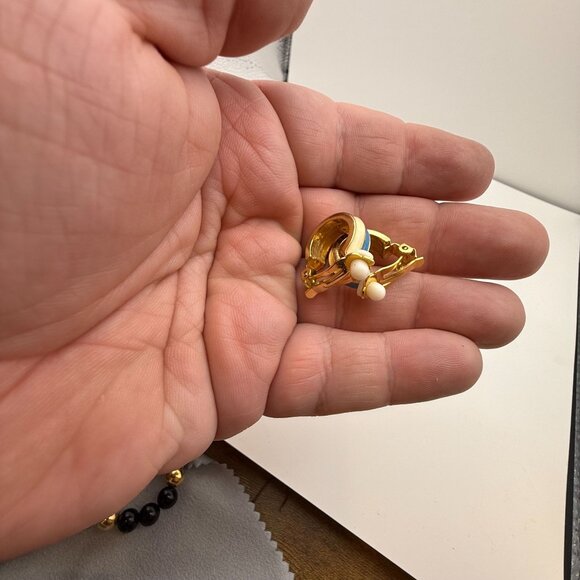 Vintage Gold Tone Blue & Cream Enamel Clip-On Hoop Earrings Fashion Jewelry - Picture 5 of 7